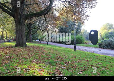 Single Form 1961-62, gewidmet Dag Hammarskjold, von Barbara Hepworth Skulptur im Battersea Park im Herbst, SW London, Großbritannien Stockfoto