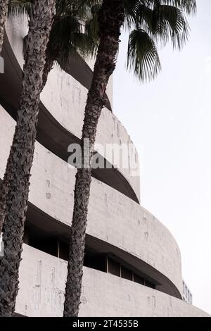 Typisches Bauhaus-inspiriertes Architekturdetail aus Tel Aviv, auch bekannt als die Weiße Stadt. Tel Aviv beherbergt häufig Beispiele des modernistisch-Bauhaus-Archits Stockfoto
