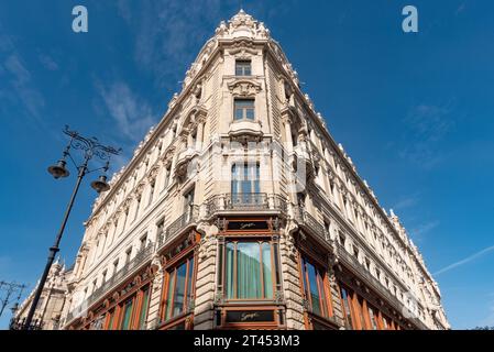 Budapest, Ungarn. Oktober 2023. Wunderschöne Architektur des Matild Palace und des Spago Restaurants, moderner Luxus im traditionellen ungarischen Erbe. (Foto: John Wreford/SOPA Images/SIPA USA) Credit: SIPA USA/Alamy Live News Stockfoto