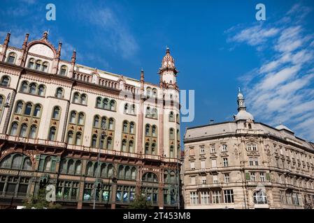 Budapest, Ungarn. Oktober 2023. Kunstvolle Gebäudefassade im Belle-Epoque-Stil. (Foto: John Wreford/SOPA Images/SIPA USA) Credit: SIPA USA/Alamy Live News Stockfoto