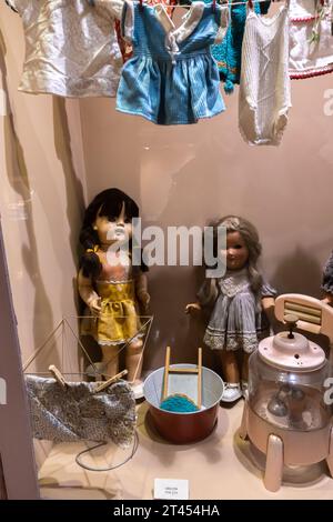 1930er Jahre USA Hausfrau Puppen Mädchen waschen Handwäsche Set Stockfoto