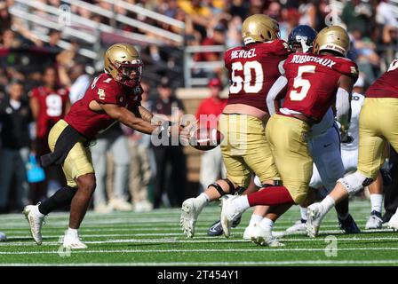 Alumni Stadium. Oktober 2023. MA, USA; Boston College Eagles Quarterback Thomas Castellanos (1) spielt den Ball während des NCAA-Fußballspiels zwischen Connecticut Huskies und Boston College Eagles im Alumni Stadium. Anthony Nesmith/CSM/Alamy Live News Stockfoto