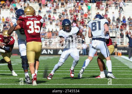 Alumni Stadium. Oktober 2023. MA, USA; Connecticut Huskies Running Back Camryn Edwards (0) läuft mit dem Ball während des NCAA-Fußballspiels zwischen Connecticut Huskies und Boston College Eagles im Alumni Stadium. Anthony Nesmith/CSM/Alamy Live News Stockfoto