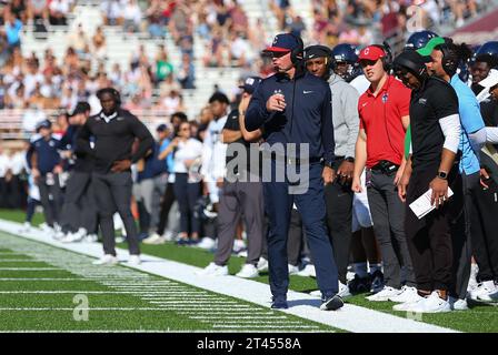 Alumni Stadium. Oktober 2023. MA, USA; Connecticut Huskies-Cheftrainer Jim Mora sieht sich beim NCAA-Fußballspiel zwischen Connecticut Huskies und Boston College Eagles im Alumni Stadium an. Anthony Nesmith/CSM/Alamy Live News Stockfoto