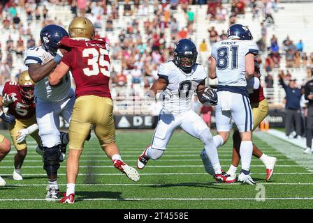 Alumni Stadium. Oktober 2023. MA, USA; Connecticut Huskies Running Back Camryn Edwards (0) läuft mit dem Ball während des NCAA-Fußballspiels zwischen Connecticut Huskies und Boston College Eagles im Alumni Stadium. Anthony Nesmith/CSM/Alamy Live News Stockfoto