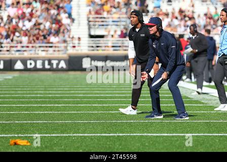 Alumni Stadium. Oktober 2023. MA, USA; Jim Mora, Cheftrainer der Connecticut Huskies, reagiert während des NCAA-Fußballspiels zwischen Connecticut Huskies und Boston College Eagles im Alumni Stadium. Anthony Nesmith/CSM/Alamy Live News Stockfoto