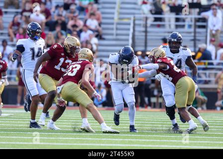 Alumni Stadium. Oktober 2023. MA, USA; Connecticut Huskies Running Back Camryn Edwards (0) läuft mit dem Ball während des NCAA-Fußballspiels zwischen Connecticut Huskies und Boston College Eagles im Alumni Stadium. Anthony Nesmith/CSM/Alamy Live News Stockfoto