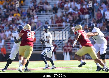 Alumni Stadium. Oktober 2023. MA, USA; Connecticut Huskies Quarterback Ta'Quan Roberson (1) in Aktion während des NCAA-Fußballspiels zwischen Connecticut Huskies und Boston College Eagles im Alumni Stadium. Anthony Nesmith/CSM/Alamy Live News Stockfoto