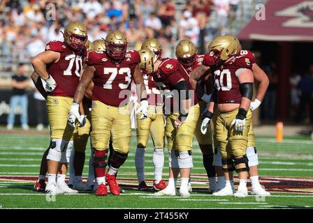 Alumni Stadium. Oktober 2023. MA, USA; Boston College Eagles Offensive Line während des NCAA-Fußballspiels zwischen Connecticut Huskies und Boston College Eagles im Alumni Stadium. Anthony Nesmith/CSM/Alamy Live News Stockfoto