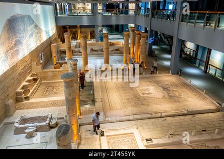 Besucher im Zeugma Mosaic Museum, Gaziantep Türkei Stockfoto