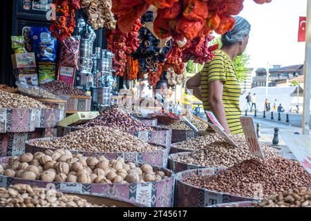 Türkische Frau, die Gewürze auf dem Straßenmarkt in Gaziantep verkauft Stockfoto