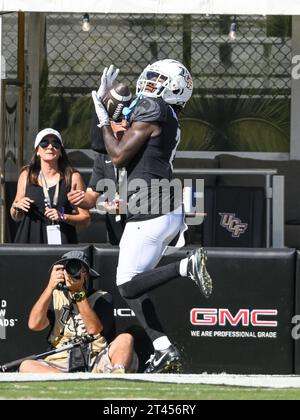 28. Oktober 2023: UCF Wide Receiver Kobe Hudson (2) fängt den Ball für einen Touchdown während des NCAA-Fußballspiels in der 2. Hälfte zwischen den West Virginia Mountaineers und den UCF Knights. West Virginia besiegte UCF 41-28 im FBC Mortgage Stadium in Orlando, FL. Romeo T Guzman/CSM Stockfoto