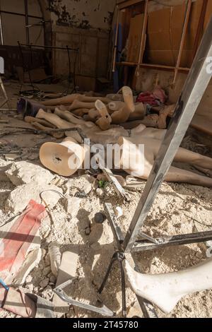 Kaputte, staubige, zerstörte Schaufensterpuppen im ehemaligen Laden. Schaufensterpuppen zerlegt, gebrochenes Schaufensterpuppen-Konzept. Stockfoto