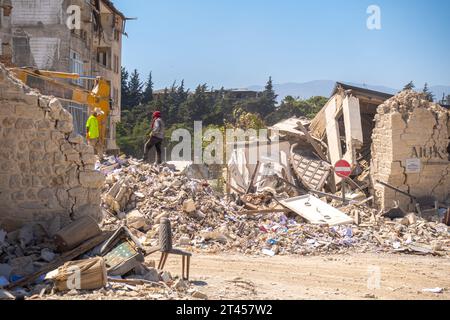 Abrissarbeiten, Arbeiter in der türkischen Stadt Antakya in der Provinz Hatay, Erdbeben nach der Katastrophe. Türkei Stockfoto