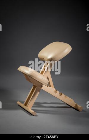 Orthopädischer ergonomischer Stuhl für die richtige Gesundheitshaltung in der Bürowohnung. Gesundheitsdesign-Möbel. Stockfoto