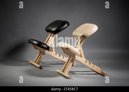Orthopädischer ergonomischer Stuhl für die richtige Gesundheitshaltung in der Bürowohnung. Gesundheitsdesign-Möbel. Stockfoto