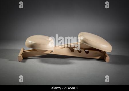 Orthopädischer ergonomischer Stuhl für die richtige Gesundheitshaltung in der Bürowohnung. Gesundheitsdesign-Möbel. Stockfoto