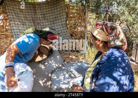 Türkische Frauen backen Brot im traditionellen Brotbackofen in einem Dorf Samandağ in der Provinz Hatay, Türkei Stockfoto