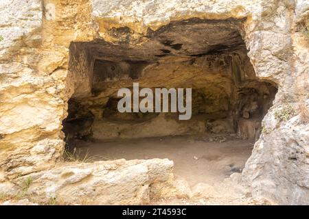 Besikli Höhle, Cradle Cave, Wahrzeichen in Hatay, Türkei. Erbaut im 1. Jahrhundert v. Chr., schützte das antike römische Höhlennetz vor Überschwemmungen Stockfoto