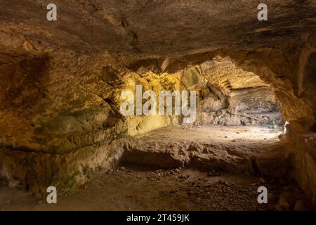 Besikli Höhle, Cradle Cave, Wahrzeichen in Hatay, Türkei. Erbaut im 1. Jahrhundert v. Chr., schützte das antike römische Höhlennetz vor Überschwemmungen Stockfoto