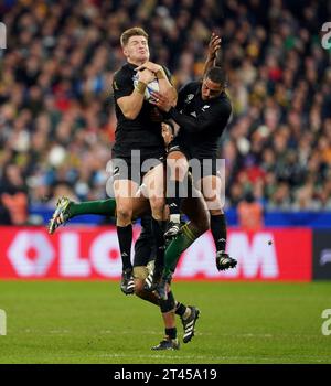 Die Neuseeländer Jordie Barrett und Aaron Smith kämpfen im Finale der Rugby-Weltmeisterschaft 2023 im Stade de France in Paris gegen den Südafrikaner Damian Willemse. Bilddatum: Samstag, 28. Oktober 2023. Stockfoto