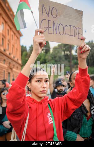 Rom, Italien. Oktober 2023. Während der Demonstration zur Unterstützung des palästinensischen Volkes in Rom hält eine palästinensische Frau mit Tränen das Schild mit den Worten "kein Völkermord" hoch. An der nationalen Demonstration, die von palästinensischen Verbänden in Italien zur Unterstützung des Kampfes des palästinensischen Volkes organisiert wurde, nahmen rund 20 000 Personen Teil nach Angaben des Polizeipräsidiums kommen Menschen aus ganz Italien, um das Recht auf Selbstbestimmung des palästinensischen Volkes zu bekräftigen und die italienische Regierung aufzufordern, den "Versuch der ethnischen Säuberung und des monströsen Rats zu verurteilen Stockfoto