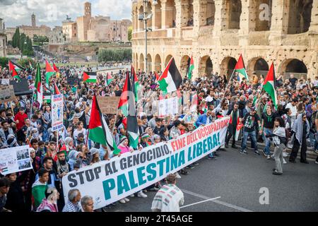 Rom, Italien. Oktober 2023. Palästinensische Fahnen und Demonstranten hinter dem Banner "'stoppt den Völkermord, beendet die Besatzung, befreit Palästina!" Während der Demonstration zur Unterstützung des palästinensischen Volkes in Rom. An der nationalen Demonstration, die von palästinensischen Verbänden in Italien zur Unterstützung des Kampfes des palästinensischen Volkes organisiert wurde, nahmen laut dem Polizeipräsidium rund 20.000 Menschen Teil. ich komme aus ganz Italien, um das Recht auf Selbstbestimmung des palästinensischen Volkes zu bekräftigen und die italienische Regierung aufzufordern, den "Versuch einer ethnischen c Stockfoto