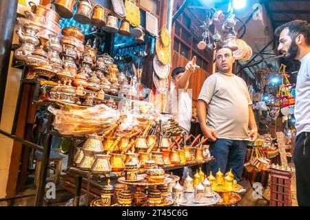 Touristen kaufen traditionelle türkische Kaffeekannen, Jezva, Küchenutensilien auf einem Markt in Gaziantep Türkei Stockfoto