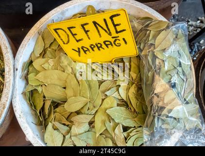 Bay Leaf (Defne Yaprağı) auf dem Straßenmarkt in Gaziantep Türkei verkauft Stockfoto