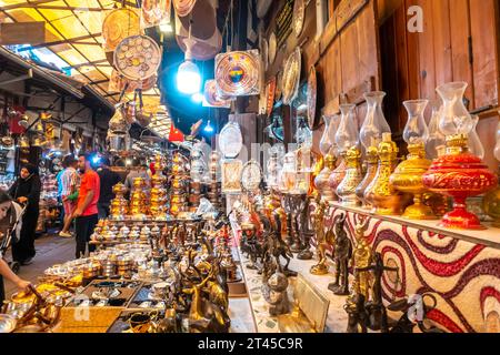 Traditionelle türkische Lampen, die am Verkaufsstand auf dem Markt in Gaziantep in der Türkei verkauft werden. Verschiedene Metallfiguren, die auf dem Basar in der Türkei verkauft werden Stockfoto