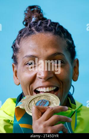 Santiago, Chile. Oktober 2023. LOPES SILVA Rafaela aus Brasilien feiert ihre Goldmedaille im Judiciary. Bis? 57 kg während der Pan American Games in Santiago 2023, die heute Samstagmorgen (28) im Kontaktsportzentrum in Santiago de Chile stattfinden. Kredit: Rodolfo Buhrer/La Imagem/FotoArena/Alamy Live News Stockfoto