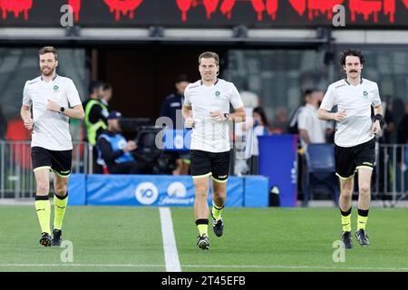 Sydney, Australien. Oktober 2023. Match Referees wärmen sich vor der A-League Men RD2 zwischen den Wanderers und Western United am 28. Oktober 2023 im CommBank Stadium in Sydney (Australien) auf. Credit: IOIO IMAGES/Alamy Live News Stockfoto