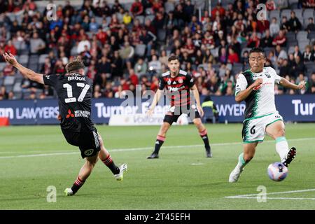 Sydney, Australien. Oktober 2023. Lachlan Brook of the Wanderers gibt den Ball während der A-League Men RD2 zwischen den Wanderers und Western United am 28. Oktober 2023 im CommBank Stadium in Sydney, Australien Credit: IOIO IMAGES/Alamy Live News Stockfoto