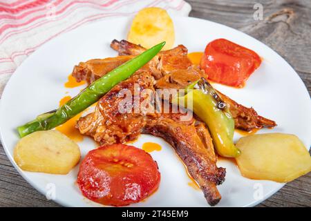 Lammkoteletts, Lammregal. Köstliches türkisches Essen, gebratene Lammkoteletts. Geröstete Lammkoteletts auf Tomatensauce. Stockfoto