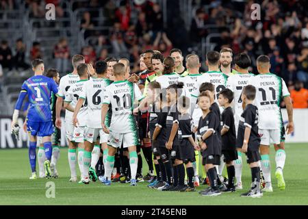 Sydney, Australien. Oktober 2023. Spieler und Schiedsrichter schütteln die Hände vor der A-League Men RD2 zwischen den Wanderers und Western United im CommBank Stadium am 28. Oktober 2023 in Sydney, Australien Credit: IOIO IMAGES/Alamy Live News Stockfoto