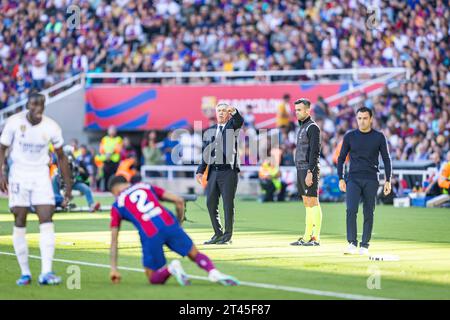 Barcelona, Spanien. Oktober 2023. Carlo Ancelotti (Real Madrid) und Xavi Hernandez (Barcelona) spielten während des Fußballspiels der spanischen Meisterschaft La Liga EA Sports zwischen Barcelona und Real Madrid, besser bekannt als El Clasico, im Stadion Olimpico de Montjuic. Endergebnis: Barcelona 1: 2 Real Madrid Credit: SOPA Images Limited/Alamy Live News Stockfoto