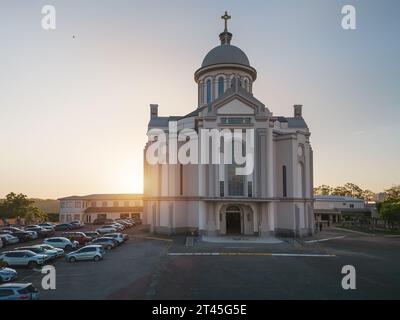 Nossa Senhora de Caravaggio Heiligtum Kirche bei Sonnenuntergang - Farroupilha, Rio Grande do Sul, Brasilien Stockfoto