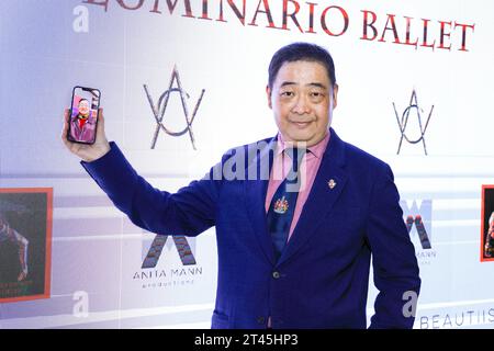 Hollywood, Kalifornien, USA. Oktober 2023. Joey Zhou, Gründer der Los Angeles Beverly Arts (LABA), mit dem LABA Blue-Chip Künstler Jiannan Huang (iPhone), der an einer internationalen Videokonferenz bei der Gala „Lucky 13 Season“ des Luminario Ballet teilnimmt - ZARATHUSTRA! Im Avalon Hollywood in Hollywood, Kalifornien. Luminario Ballet of Los Angeles ist ein preisgekröntes Repertoire-Ballett- und Luftballett-Ensemble, das die Lebendigkeit, Vielfalt und globale Bedeutung des südkalifornischen Tanzes widerspiegelt. Quelle: Sheri Determan Stockfoto