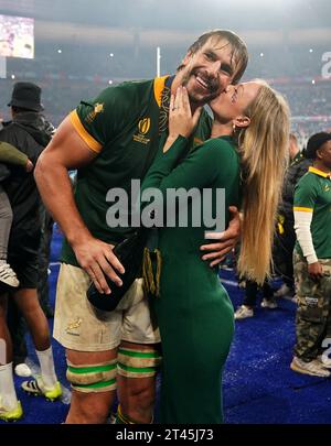 Südafrikanerin Eben Etzebeth feiert mit Ehefrau Anlia van Rensburg nach dem Sieg im Finale der Rugby-Weltmeisterschaft 2023 im Stade de France in Paris. Bilddatum: Samstag, 28. Oktober 2023. Stockfoto