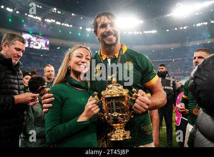 Südafrikanerin Eben Etzebeth feiert mit Ehefrau Anlia van Rensburg und den Webb Ellis Cup nach dem Sieg im Finale der Rugby-Weltmeisterschaft 2023 im Stade de France in Paris. Bilddatum: Samstag, 28. Oktober 2023. Stockfoto