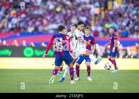 Barcelona, Spanien. Oktober 2023. Jude Bellingham (Real Madrid) (C) Andreas Christensen (Barcelona) (L) und Pablo Martin Paez Gavira (Gavi) (Barcelona) (R) spielten während des Fußballspiels der spanischen Meisterschaft La Liga EA Sports zwischen Barcelona und Real Madrid, besser bekannt als El Clasico, im Stadion Olimpico de Montjuic. Endergebnis: Barcelona 1: 2 Real Madrid (Foto: Alberto Gardin/SOPA Images/SIPA USA) Credit: SIPA USA/Alamy Live News Stockfoto