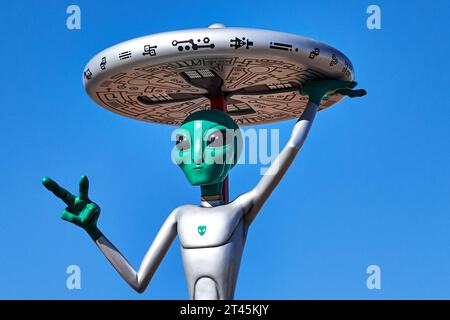 Baker, Kalifornien, USA. Januar 2019. Eine Space Alien-Attraktion am Straßenrand verdrängt den Alien Fresh Jerky Store in Baker California. (Kreditbild: © Ian L. Sitren/ZUMA Press Wire) NUR REDAKTIONELLE VERWENDUNG! Nicht für kommerzielle ZWECKE! Stockfoto