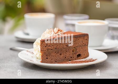 Ein Stück Sachertorte auf dem Teller im Café in Wien, Österreich. Stockfoto