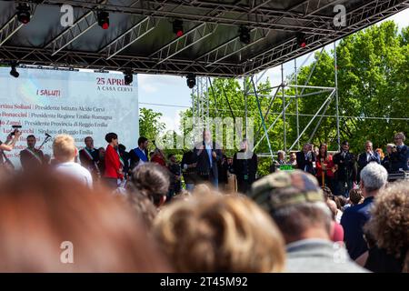 Gattatico, Reggio Emilia, Italien - 25. April 2023: Stefano Bonaccini Gouverneur der Region Emilia Romagna spricht mit dem Publikum während der Libera Stockfoto