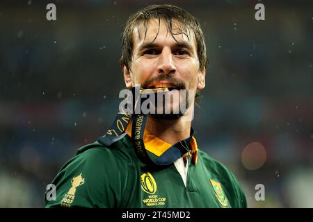 Der Südafrikaner Eben Etzebeth feiert nach dem Sieg des Finalspiels der Rugby-Weltmeisterschaft 2023 im Stade de France in Paris. Bilddatum: Samstag, 28. Oktober 2023. Stockfoto