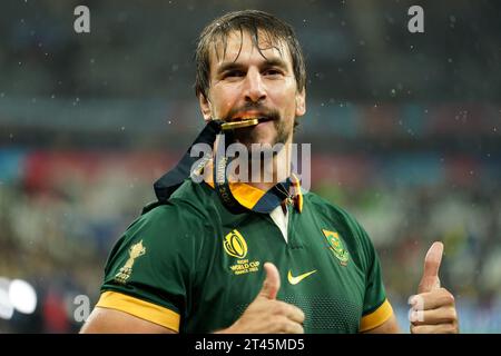 Der Südafrikaner Eben Etzebeth feiert nach dem Sieg des Finalspiels der Rugby-Weltmeisterschaft 2023 im Stade de France in Paris. Bilddatum: Samstag, 28. Oktober 2023. Stockfoto