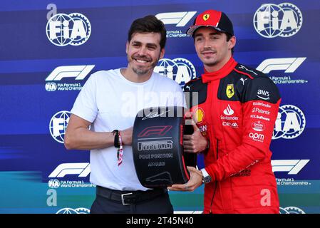 Mexiko-Stadt, Mexiko. Oktober 2023. Charles Leclerc (MON) Ferrari erhält den Pirelli Pole Position Award im Qualifying parc Ferme. 28.10.2023. Formel-1-Weltmeisterschaft, Rd 20, Großer Preis Von Mexiko, Mexiko-Stadt, Mexiko, Qualifizierender Tag. Das Foto sollte lauten: XPB/Press Association Images. Quelle: XPB Images Ltd/Alamy Live News Stockfoto