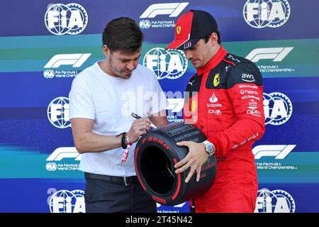 Mexiko-Stadt, Mexiko. Oktober 2023. Charles Leclerc (MON) Ferrari erhält den Pirelli Pole Position Award im Qualifying parc Ferme. 28.10.2023. Formel-1-Weltmeisterschaft, Rd 20, Großer Preis Von Mexiko, Mexiko-Stadt, Mexiko, Qualifizierender Tag. Das Foto sollte lauten: XPB/Press Association Images. Quelle: XPB Images Ltd/Alamy Live News Stockfoto