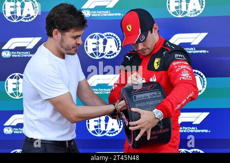 Mexiko-Stadt, Mexiko. Oktober 2023. Charles Leclerc (MON) Ferrari erhält den Pirelli Pole Position Award im Qualifying parc Ferme. 28.10.2023. Formel-1-Weltmeisterschaft, Rd 20, Großer Preis Von Mexiko, Mexiko-Stadt, Mexiko, Qualifizierender Tag. Das Foto sollte lauten: XPB/Press Association Images. Quelle: XPB Images Ltd/Alamy Live News Stockfoto