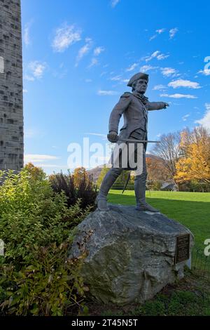 1889 steht die Bronze von General John stark des Bildhauers John Rogers vor einem Steinobelisk, der an die Schlacht von Bennington 1777 erinnert, im Oktober 2023 Stockfoto